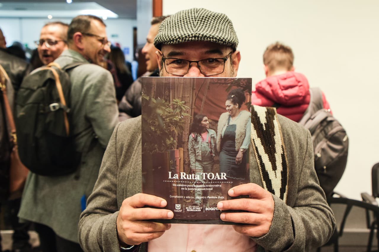 Imagen noticia La Alta Consejería de Paz y la JEP presentan el libro ‘La Ruta TOAR’